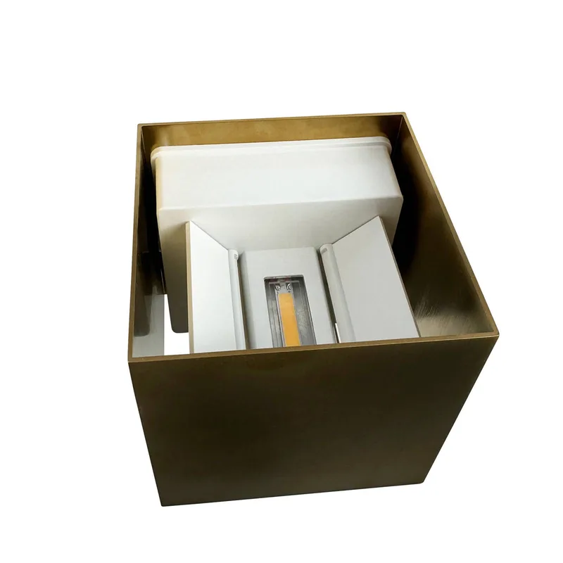 Venus Wandleuchte 10x10 Brass von Dyberg Larsen in Messing – Produktfoto 3 von 5