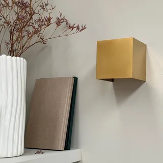 Venus Wandleuchte 10x10 Brass von Dyberg Larsen in Messing – Produktfoto 2 von 5