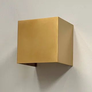 Venus Wandleuchte 10x10 Brass von Dyberg Larsen in Messing – Produktfoto 1 von 5