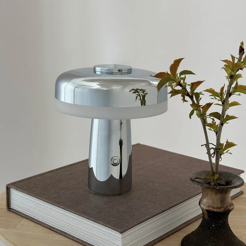 Porter LED Portable Taffellamp Chroom van Dyberg Larsen – productfoto