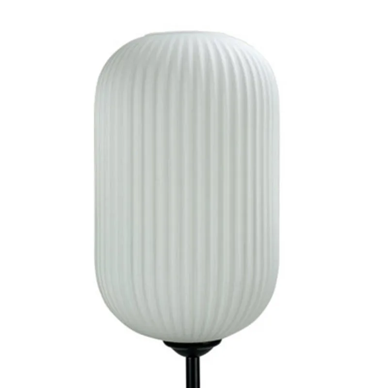 Lampadaire en verre et métal noir mat de Dyberg Larsen en Opaalwit, Noir – photo produit