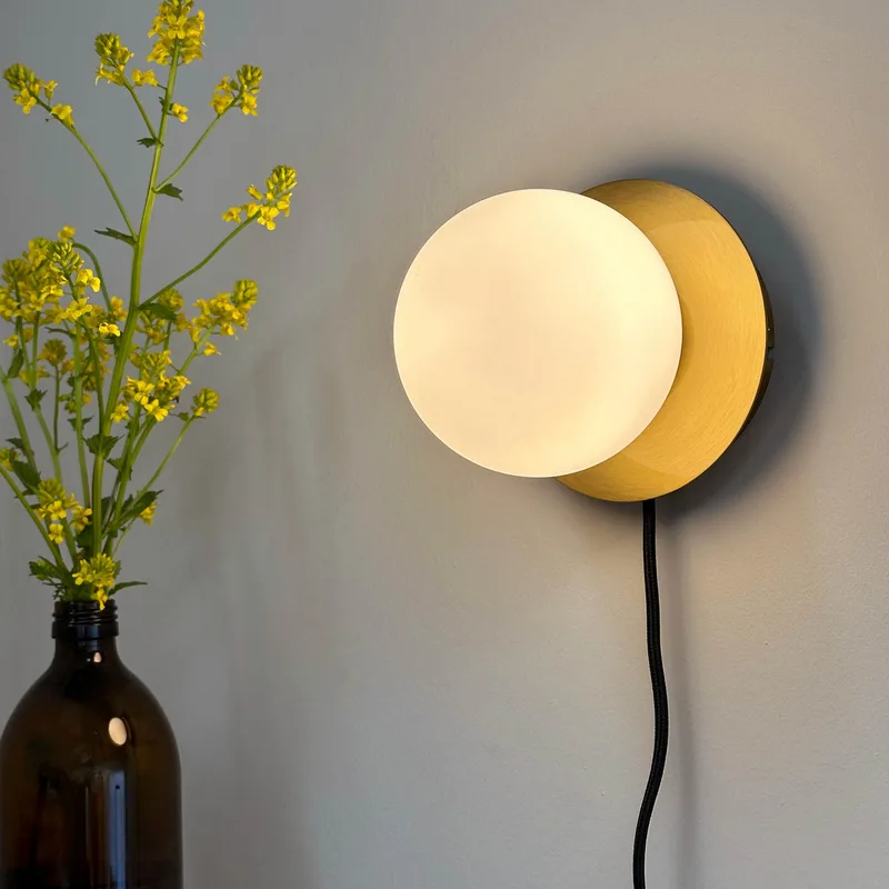 Sia Wandlamp Opal/Brass de Dyberg Larsen – photo produit