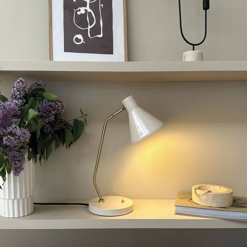 Lampe à poser Sleep Shiny White/Antique Brass de Dyberg Larsen en Blanc – photo produit 2 sur 4
