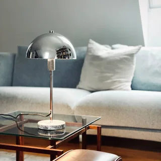 Lampe à poser Stockholm chrome/marbre de Dyberg Larsen en Chrome, Marble – photo produit 2 sur 4