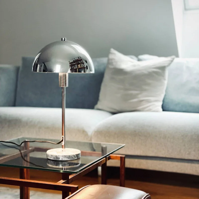 Lampe à poser Stockholm chrome/marbre de Dyberg Larsen en Chrome, Marble – photo produit 2 sur 4