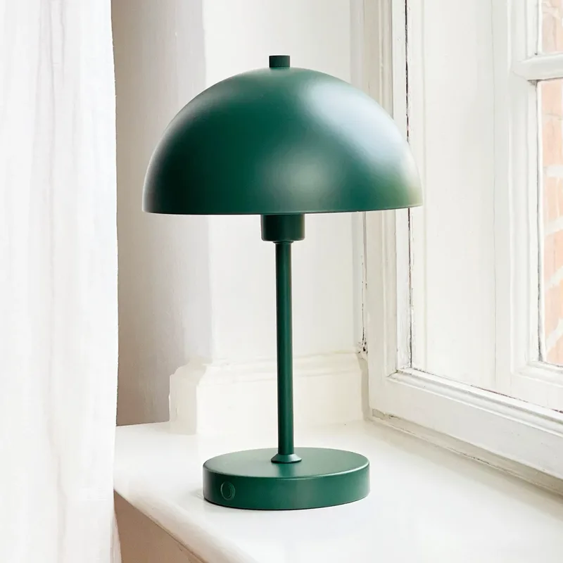 Stockholm LED-Akku-Tischleuchte, dunkelgrün von Dyberg Larsen – Produktfoto