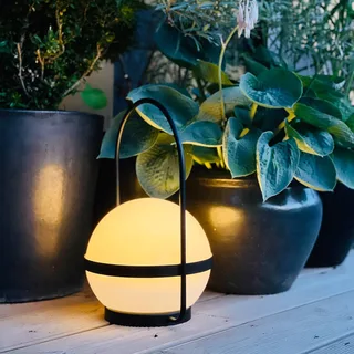 Summer solcelle-bordlampe USB-lades fra Dyberg Larsen i Sort, Hvid – produktbillede 2 af 4