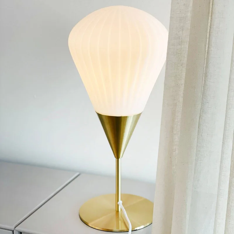 Ballon Tischleuchte Opal/Messing von Dyberg Larsen in Messing, Weiß – Produktfoto 2 von 3