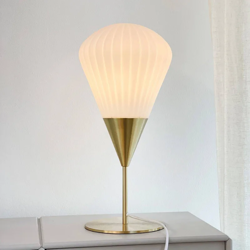 Ballon Tischleuchte Opal/Messing von Dyberg Larsen in Messing, Weiß – Produktfoto 1 von 3