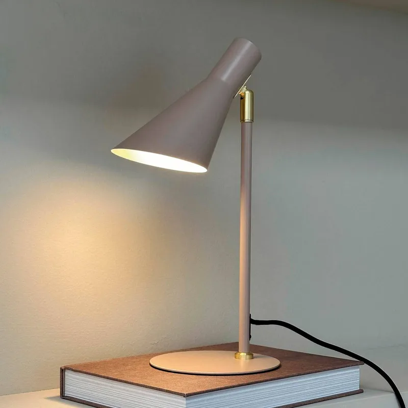 tafellamp DL12, beige, hoogte 39,5 cm, metaal från Dyberg Larsen i Beige, Mässing – produktbild 1 av 5