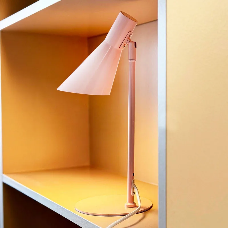tafellamp DL12 Mini, E14, metaal från Dyberg Larsen i Rosa – produktbild 2 av 5