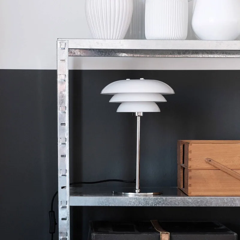 DL20 bordslampa glasskärm, krom från Dyberg Larsen i Opal, Krom – produktbild 2 av 2