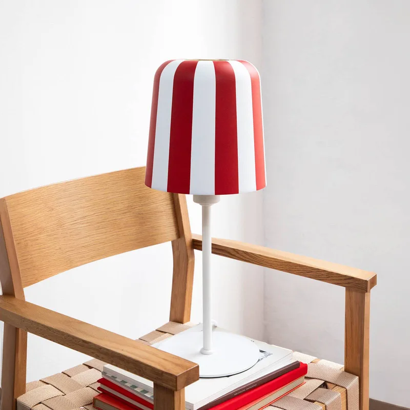 tafellamp Gry, rood/wit, hoogte 49,5 cm, metaal fra Dyberg Larsen i Rød, Hvid – produktbillede 1 af 5