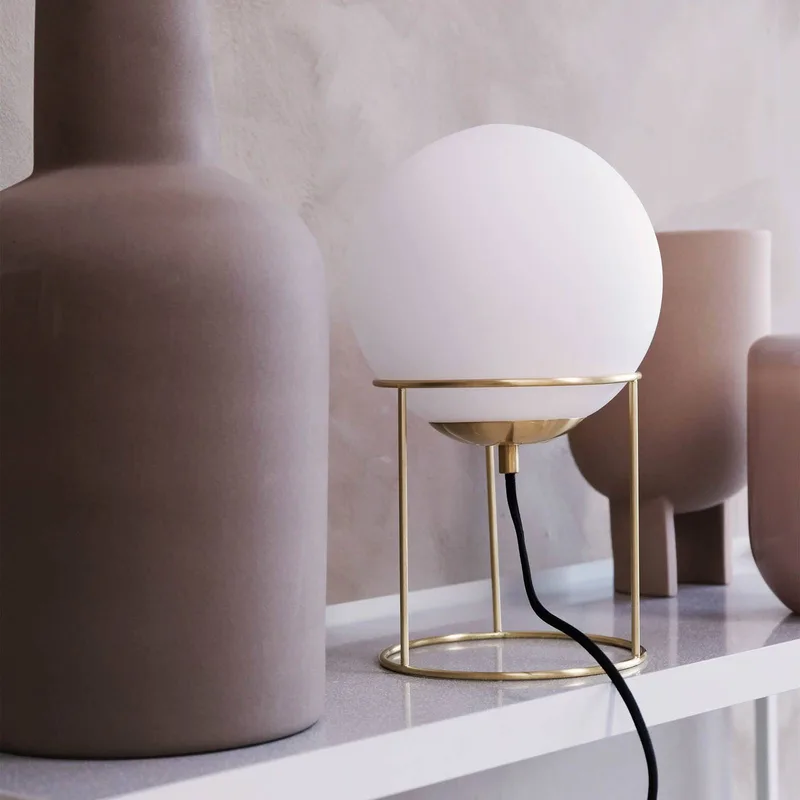 tafellamp Madrid, opaal/messingkleurig, 34 cm fra Dyberg Larsen i Opaal, Messing – produktbillede 2 af 5