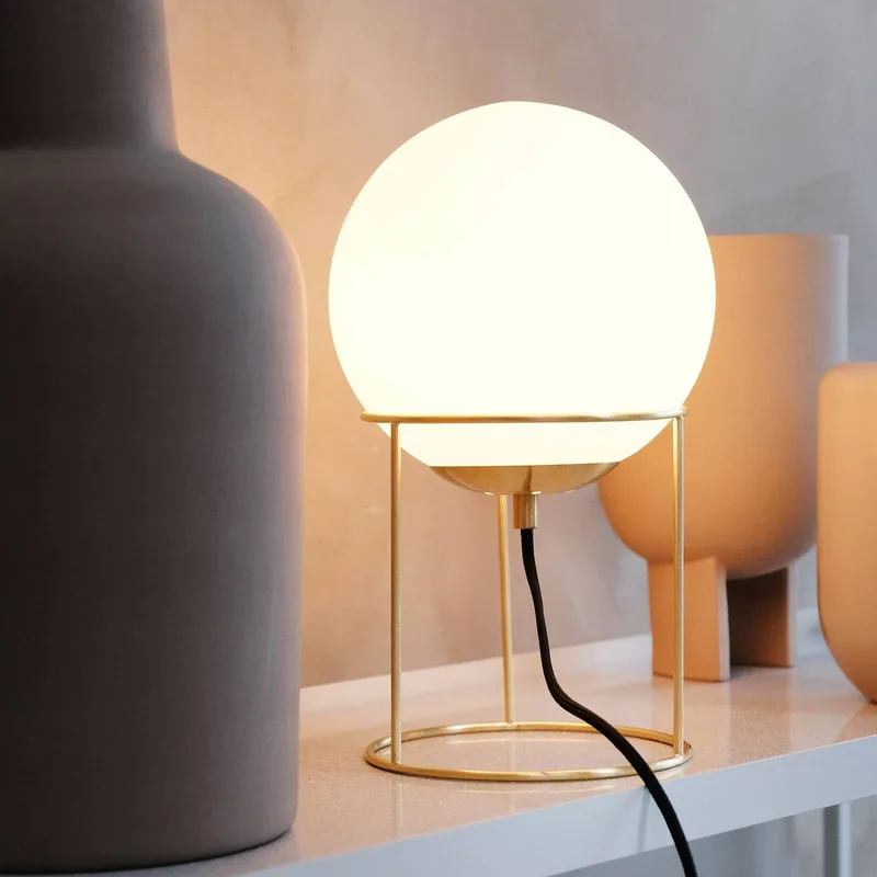 tafellamp Madrid, opaal/messingkleurig, 34 cm fra Dyberg Larsen i Opaal, Messing – produktbillede 1 af 5