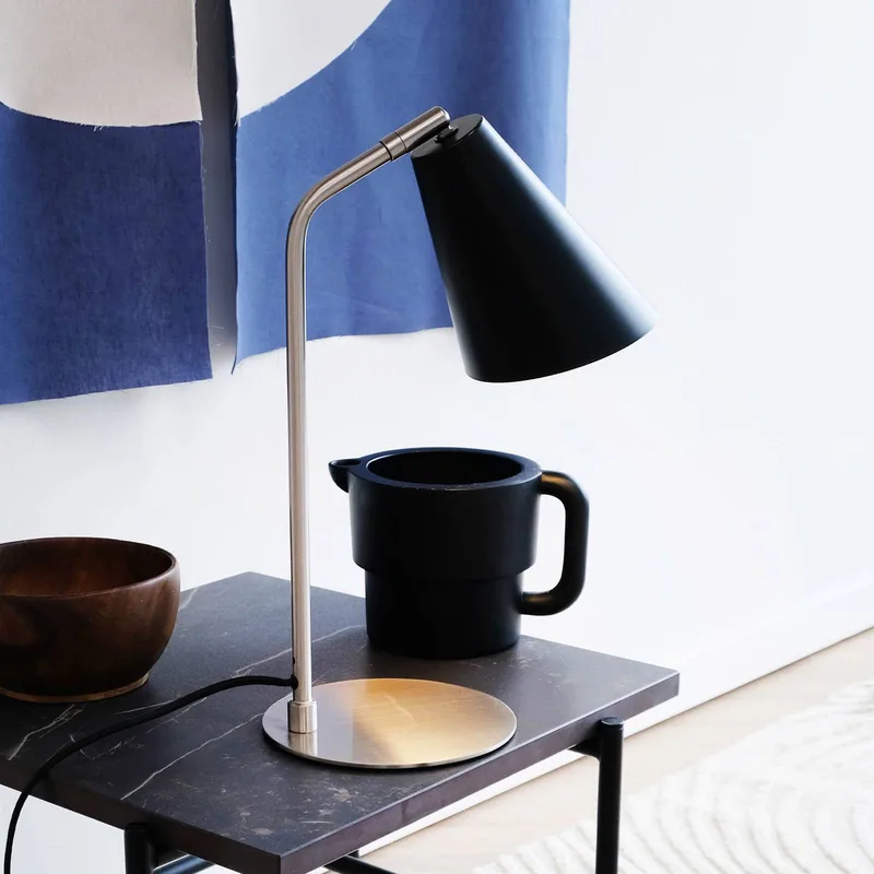 tafellamp Oswald, zwart/staal, hoogte 40 cm från Dyberg Larsen i Svart, Geborsteld staal – produktbild 1 av 3