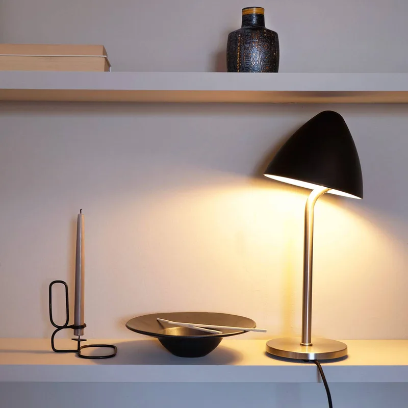 Oulu Tischleuchte Black/Brushed Steel von Dyberg Larsen in Schwarz, Geborsteld staal – Produktfoto 2 von 5