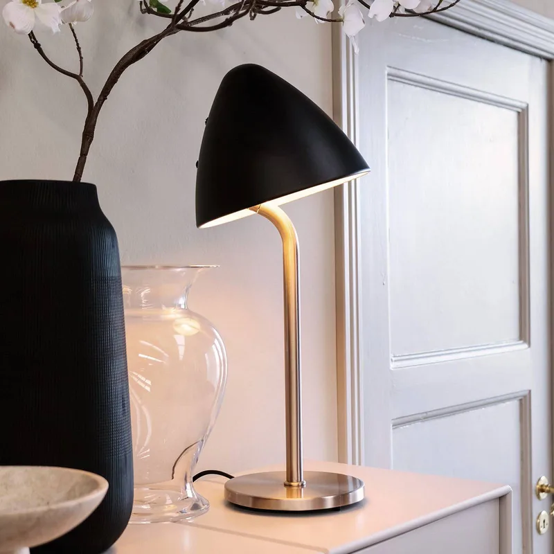 Oulu Tischleuchte Black/Brushed Steel von Dyberg Larsen in Schwarz, Geborsteld staal – Produktfoto 1 von 5