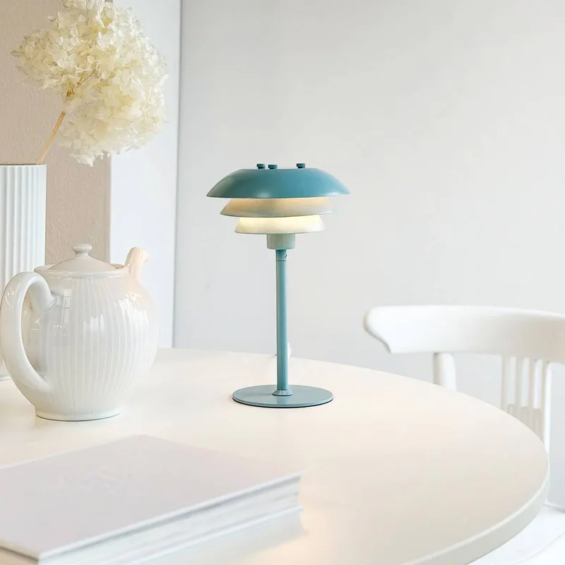 tafellamp SIXTEEN, metaal, E27 von Dyberg Larsen in Ijsblauw – Produktfoto 2 von 3