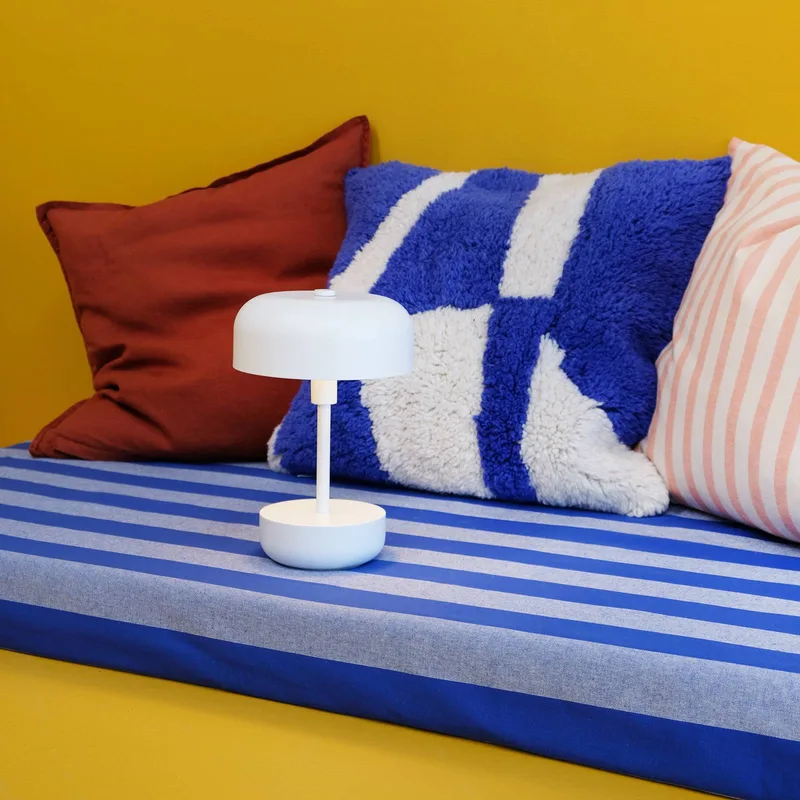 Haipot LED-bordslampa uppladdningsbart batteri vit från Dyberg Larsen i Vit – produktbild 3 av 4