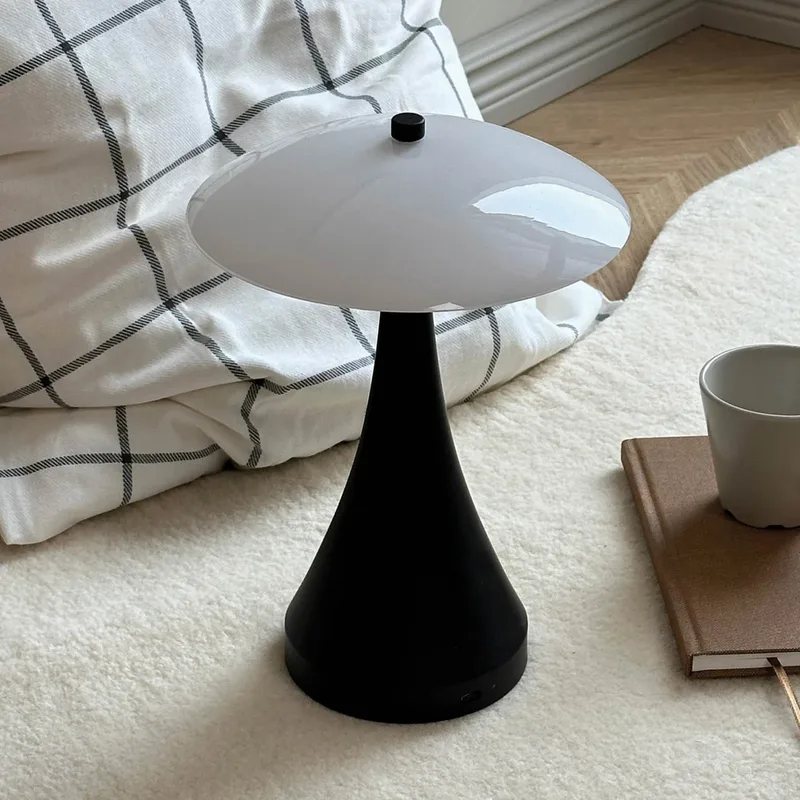 Vienna LED Portable Taffellamp Zwart/Opaal de Dyberg Larsen – photo produit
