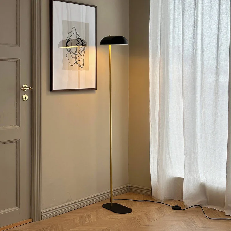 vloerlamp Arch, zwart/messing, 143 cm fra Dyberg Larsen i Sort, Messing – produktbillede 1 af 5