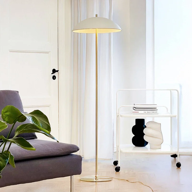 vloerlamp Globus, hoogte 150 cm, beige/messing fra Dyberg Larsen i Beige, Messing – produktbillede 1 af 5