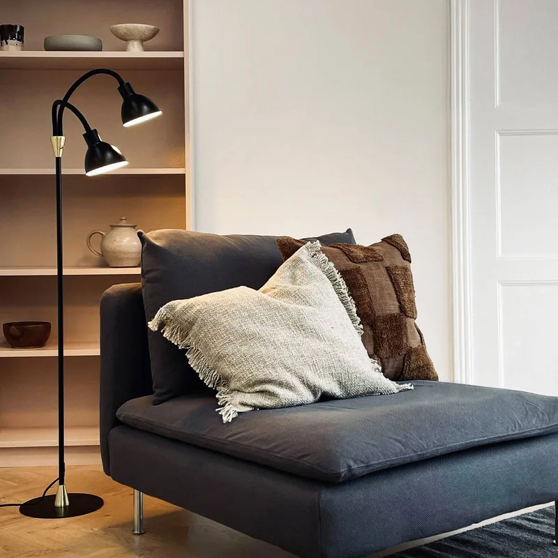 vloerlamp Lilje, zwart, hoogte 135 cm, 2-lamps. från Dyberg Larsen i Svart, Mässing – produktbild 1 av 4