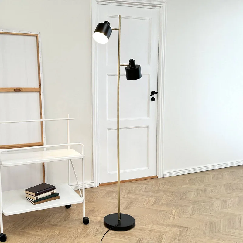 vloerlamp Ocean, zwart/messing, 2-lamps van Dyberg Larsen in Zwart, Messing – productfoto 1 van 4