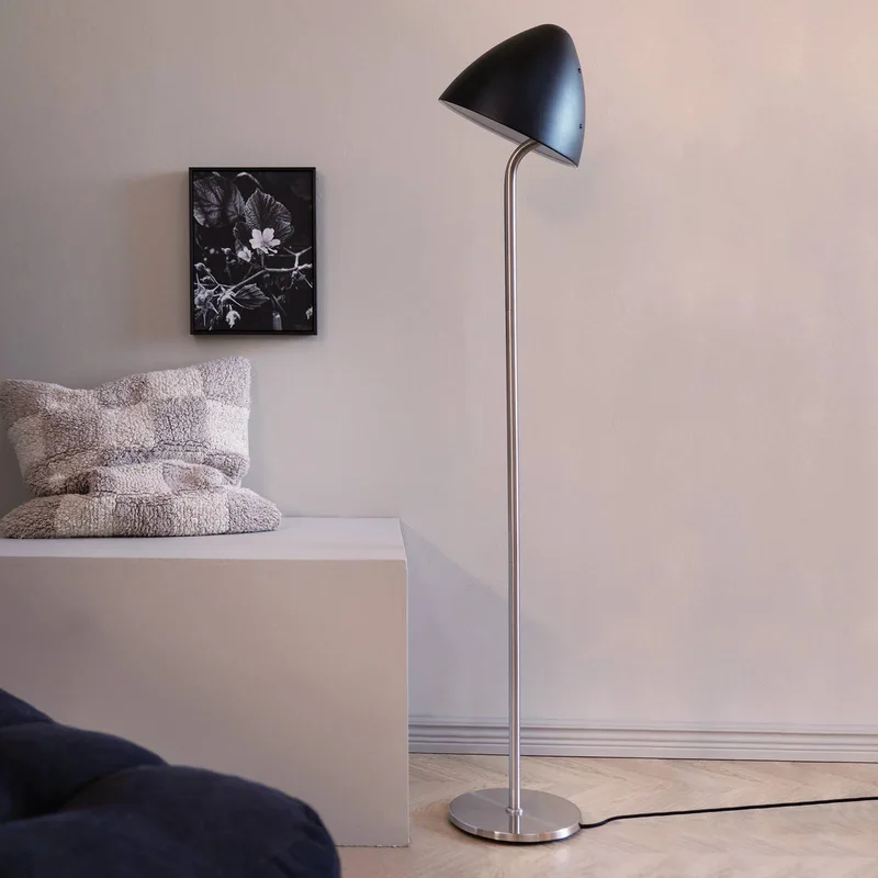 vloerlamp Oulu, zwart/staal, hoogte 128 cm fra Dyberg Larsen i Sort, Geborsteld staal – produktbillede 2 af 5