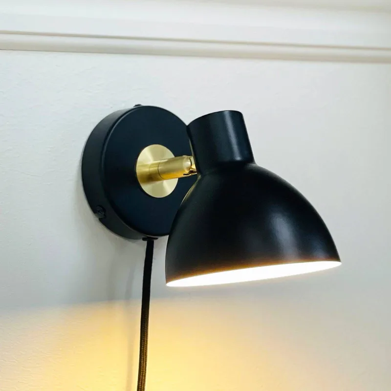 wandlamp Lilje, zwart, Ø 16 cm, metaal från Dyberg Larsen i Svart, Mässing – produktbild 1 av 3