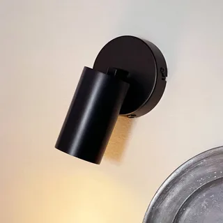 wandspot Modern, breedte 10 cm fra Dyberg Larsen i Sort – produktbillede 1 af 3