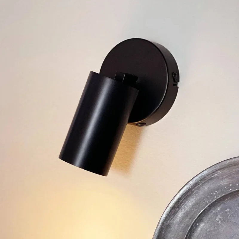 wandspot Modern, breedte 10 cm fra Dyberg Larsen i Sort – produktbillede 1 af 3