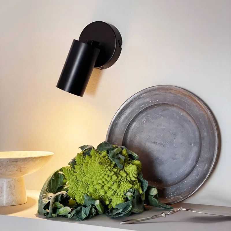 wandspot Modern, breedte 10 cm fra Dyberg Larsen i Sort – produktbillede 2 af 3