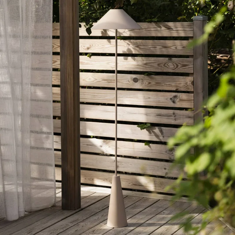 Accu-buiten vloerlamp Cannes, IP54 de Globen Lighting en Beige – photo produit 1 sur 5