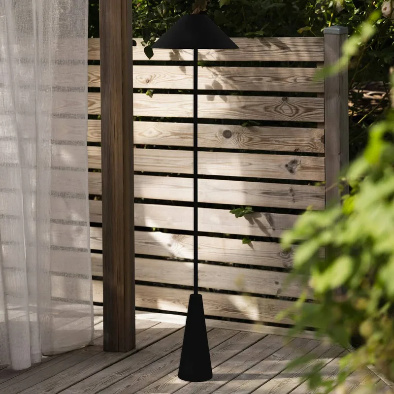 Accu-buiten vloerlamp Cannes, IP54 fra Globen Lighting i Sort – produktbillede 1 af 5