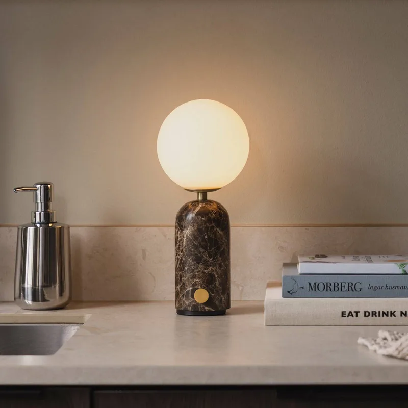 Accu-tafellamp Torrano, marmer bruin by Globen Lighting in Bruin gemarmerd, Opaalwit – product photo 1 of 5