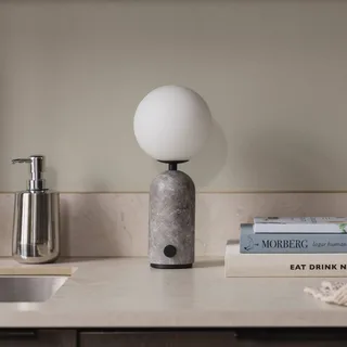 Torrano bordlampe med batteri, marmorgrå fra Globen Lighting i Grijs gemarmerd, Opaalwit – produktbillede 2 af 5