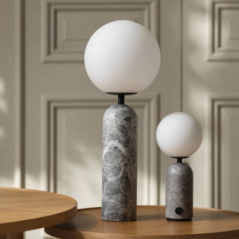 Torrano bordlampe med batteri, marmorgrå fra Globen Lighting i Grijs gemarmerd, Opaalwit – produktbillede 5 af 5