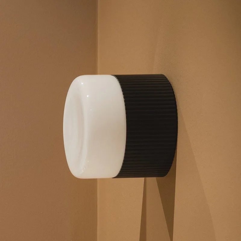 badkamer wandlamp Hubble 12 zwart, Ø 12 cm från Globen Lighting i Svart, Vit – produktbild 1 av 2
