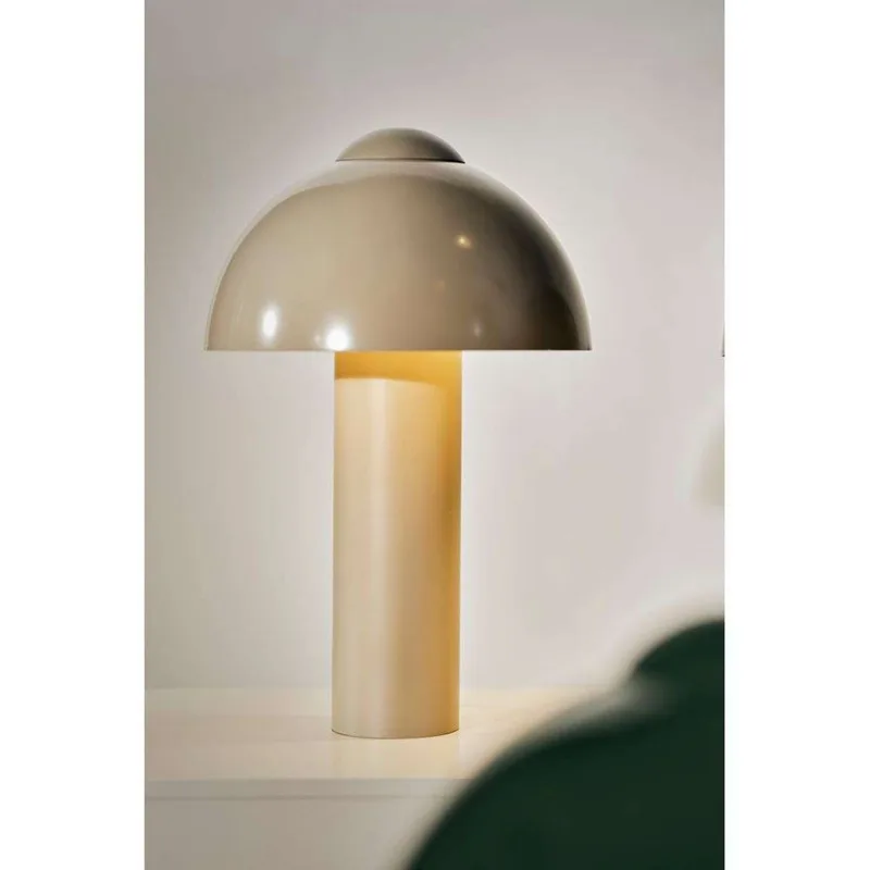 Buddy 23 Tafellamp Sand van Globen Lighting – productfoto