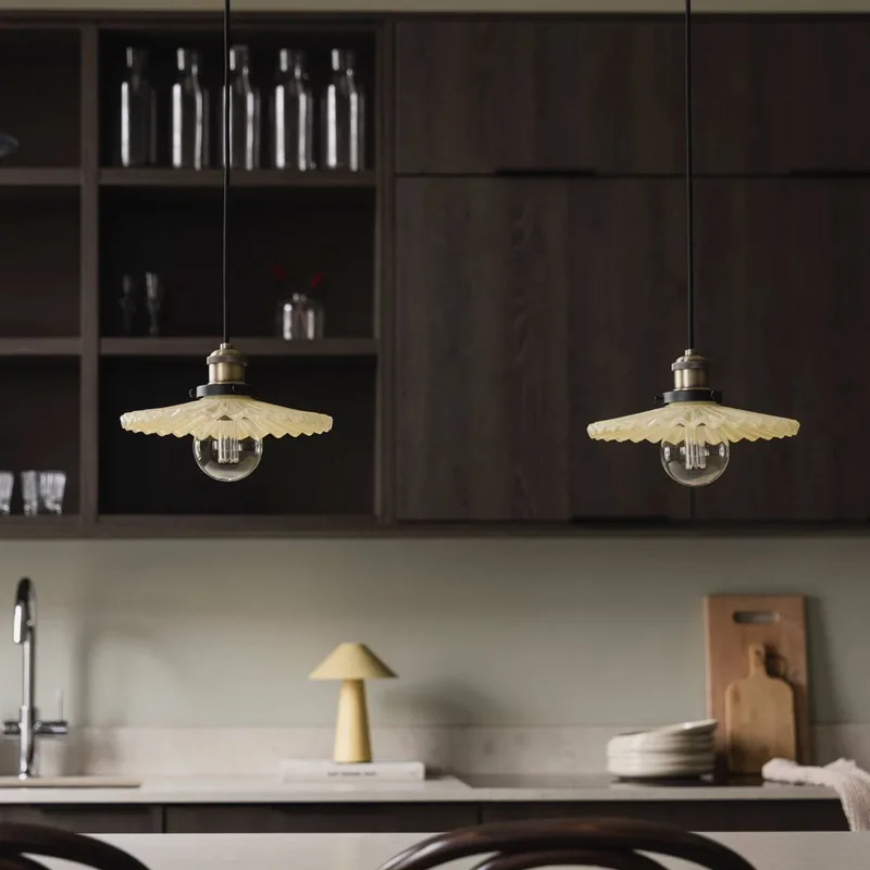 Suspension COBBLER, crème/laiton vieilli Ø 25 cm de Globen Lighting en Crème, Antiek messing – photo produit 1 sur 3
