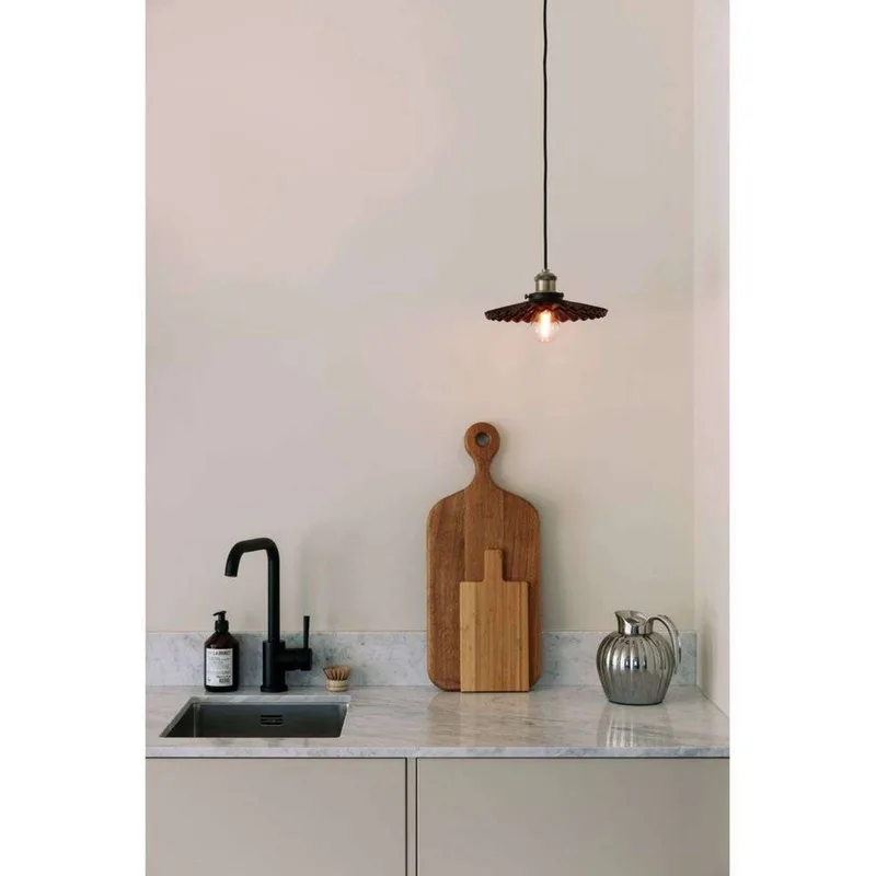 Suspension Cobbler Ø25cm Bourgogne de Globen Lighting en Donkerrood, Antiek messing – photo produit 3 sur 5