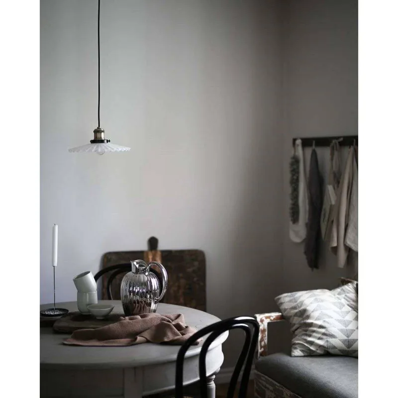 Suspension COBBLER, blanche, Ø 25 cm de Globen Lighting en Blanc, Antiek messing – photo produit 4 sur 5