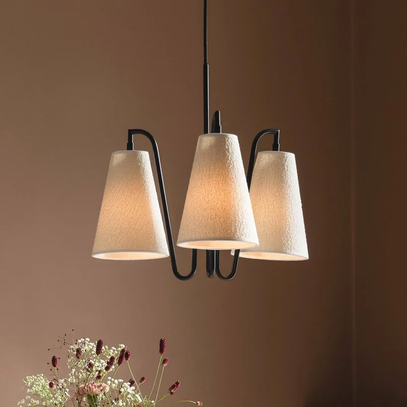hänglampa Lou 3, vit bouclé/svart tyg von Globen Lighting in Weiß, Schwarz – Produktfoto 1 von 5