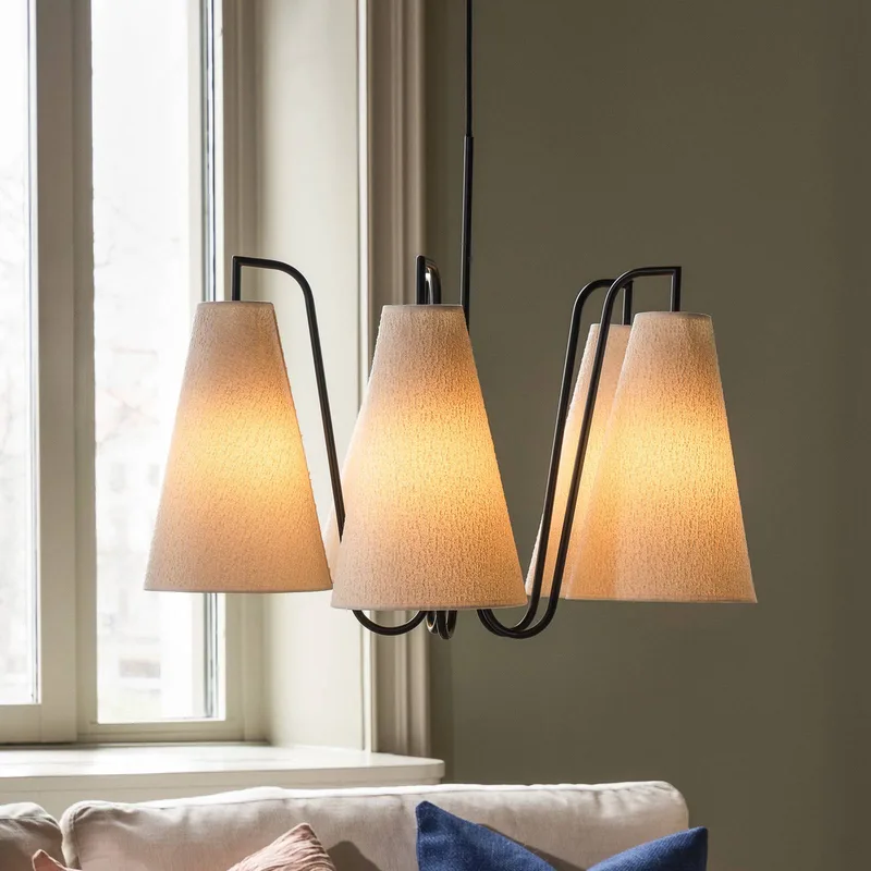 hänglampa Lou 5, vit bouclé/svart tyg från Globen Lighting i Vit, Svart – produktbild 1 av 5
