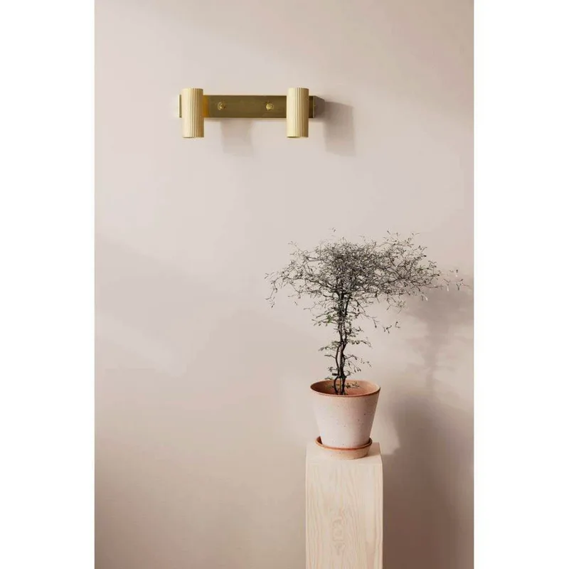 Hubble 2 Wandlamp Brushed Brass van Globen Lighting – productfoto