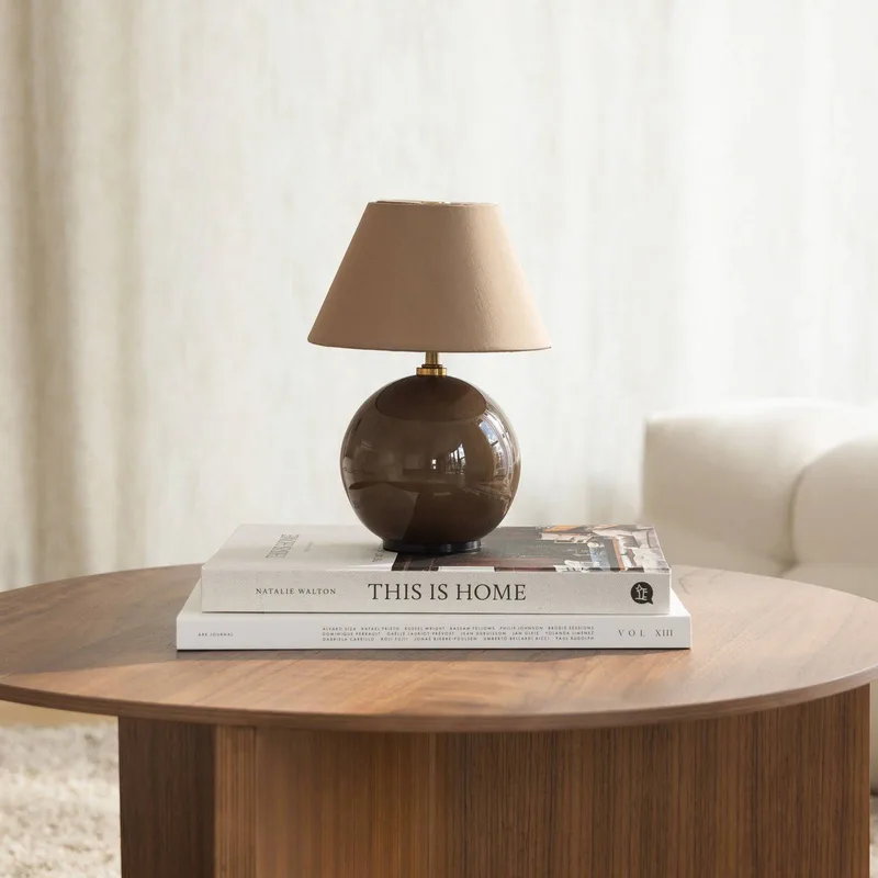 Iris Akku-Tischleuchte braun Textil G4 von Globen Lighting in Mocha – Produktfoto 2 von 3