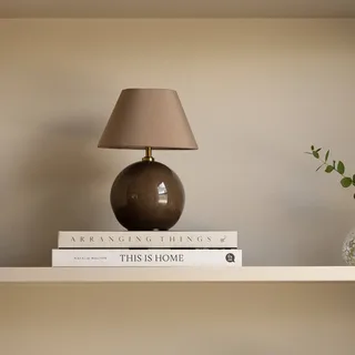Iris Akku-Tischleuchte braun Textil G4 von Globen Lighting in Mocha – Produktfoto 1 von 3