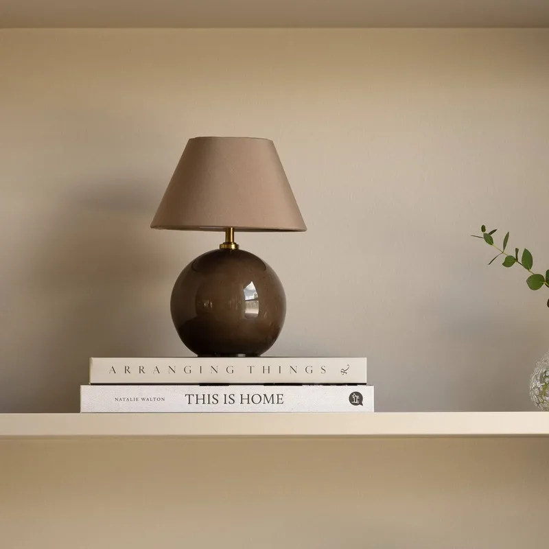 Iris Akku-Tischleuchte braun Textil G4 von Globen Lighting in Mocha – Produktfoto 1 von 3